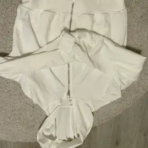 Vit croppad zip tröja Den är väldigt tunn så perfekt till sommar kväll att ha över en tex klänning 😍 Använd en gång och mycket fint skick  XS-S