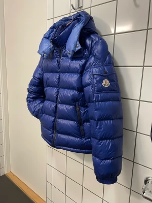 Moncler Maya Zin Giubbotto - Moncler Maya Zin Giubbotto Storlek: Junior 14y (passar Xs, kring 170cm) Skick: 9/10 Superfint skick! Retail: Ca 10 000kr Mitt pris: 3989kr. Moncler Jacka. Skriv för fler frågor eller bilder!😀 Ni får gjärna ge rimliga prisförslag!