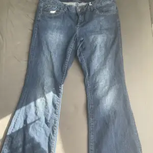 Väldigt fina jeans med topp skick, köpta på sellpy men aldrig använt de pga för många jeans! Coola detaljer på bakfickorna 😍😍  Kontakta mig för fler frågor!❤️