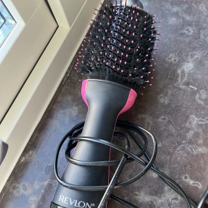 Revlon fönborste - Använd Max fem gånger. Säljer pga att jag har två. Nypris 699 :-