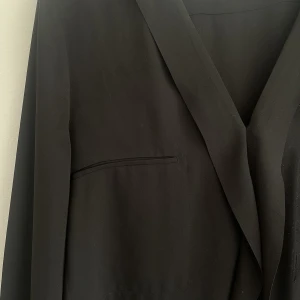 Svart blus från Marlene Birger - Mycket fint sheer svart blus från Marlene Birger. Ingen stretch. Strl 40.