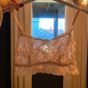 Spets topp - 2 spets toppar i storlek S. Båda för 100kr eller 1 för 60kr. Fint skick. (En svart och en ljusrosa!).