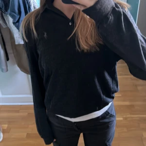 Ralph lauren tröja - Ralph lauren tröja i merino ull. Färg synns bäst på bild nr 2. Den är mörkgrå. Herrstorlek men passar bra på tjej också