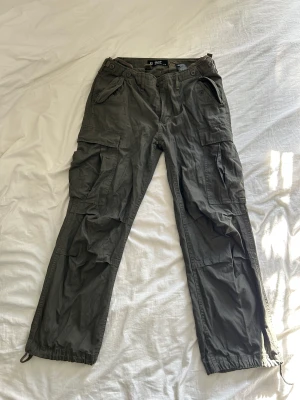 Cargo byxor - Använt dessa byxor typ en gång. Köpte storlek 34 men de sitter lite stort. Köpte de för 600kr inklusive frakt.