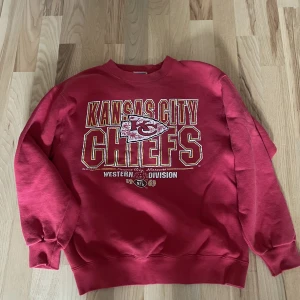 Röd sweatshirt - Ascool vintage tröja från beyond retro, bra skick❤️