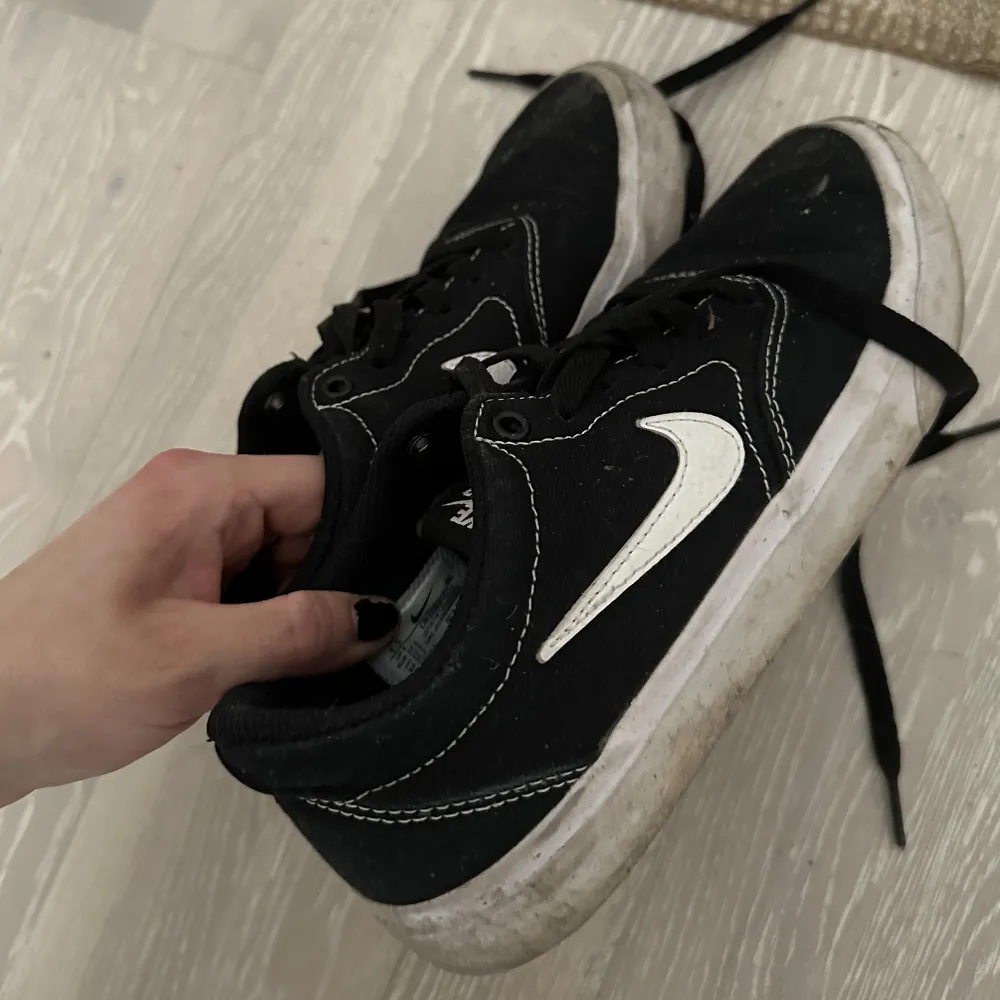 Nike SB skor, relativt använda, men ändå bra skick! . Skor.