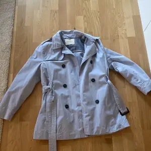 Blå kappa/trenchcoat jag köpte för längesen. Har en ungefär likadan fast i beige därför jag inte känner att jag behöver denna längre. Passar S/M. Jättebra skick. Kommer även med en luva man kan ta av och på. 😊