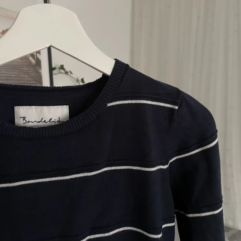 Säljer denna supersöta randiga marinblåa tröjan från bondelid 💗💗 storlek s, skriv vid intresse, pris kan diskuteras <3. Tröjor & Koftor.