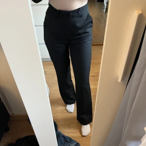 Kostymbyxor  - Använda en gång, från bik bok i storlek 34