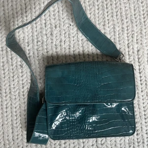 Hvisk väska - Liten skada vid sidan av väskan, därav priset.