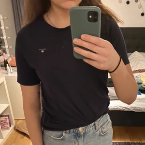 Gant T-shirt  - Fin basic T-shirt från gant. Köpt i barnstorlek 176 men är som en S-M. Jättefint skick. 60 kr + frakt 