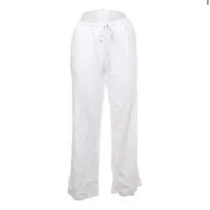 Linnebyxor från hm, så fina, vita linnebyxor man kan ha lågmidjat Säljer nu dessa byxor, inget slitage💗💗💗