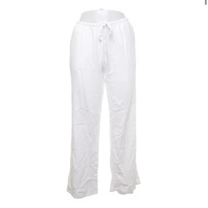 Linne byxor - Linnebyxor från hm, så fina, vita linnebyxor man kan ha lågmidjat Säljer nu dessa byxor, inget slitage💗💗💗