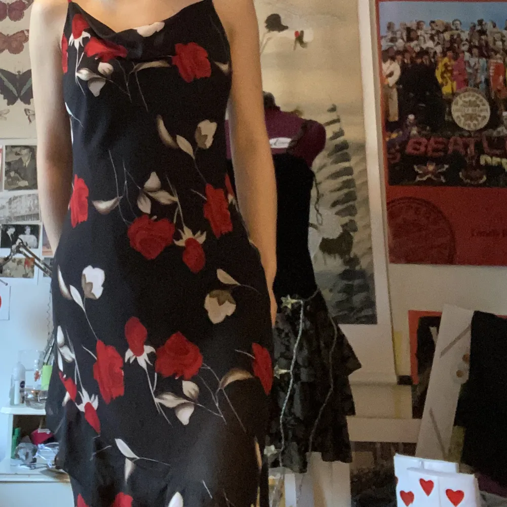 Jättefin blommig klänning perfekt för sommaren! Relativt lång (skriv för bättre bild) på mig som är 168 cm och justerbara band. Skriv innan köp!❤️. Klänningar.