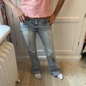 Snygga ljusa JEANS!!! - Säljer mina jättesnygga jeans från GANT, coola och passar till allt💖 Storlek 38 skriv för fler frågor! LÅGMIDJADE!!!! Har en defekt