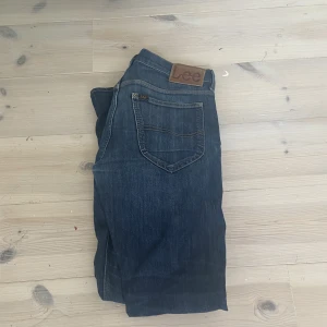 Lee low waisted jeans - Säljer dessa skitsnygga Lee straight leg jeansen då de inte kommit till användning 