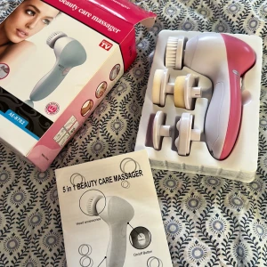 Ansiktsrenrögare 5 i 1 - Helt ny och oanvänd. Batteri finns och instruktionsmanual.Frakt tillkommer.