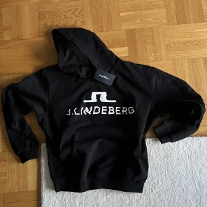 J Lindeberg hoodie - Aldrig använd hoodie från JL ”House Party Hoodie”  Box crop 
