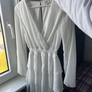 Studentklänning - Säljer nu min fina studentklänning från bubbleroom. Använd en gång under min student förra året. Världens finaste och väldigt lätt av sig. 