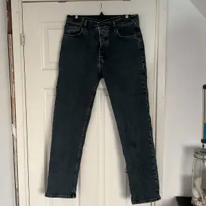 Raka blågråa jeans från Bik Bok. Inga större tecken på använding. Strl M