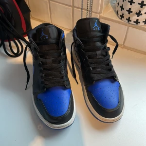 Nike jordan 1 mid hyper royal - Säljer nu mina jordans som har varit sparsamt använda ett par fåtal gångar. Säljer dem för de inte kommer till användning då jag har flera par andra skor. När jag använt skorna har jag haft creaseskydd så de är i väldigt gott skick. Kartong medföljer även