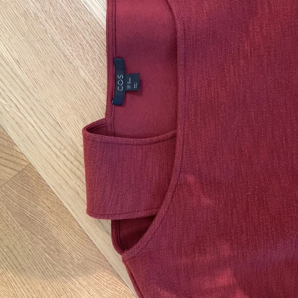 Superhäftigt tröja från cos i ett hyfsat styvt material.  Som ny ❤️❤️. Tröjor & Koftor.