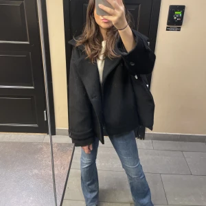 Arket kappa  - Säljer denna fina kappan från arket, jackan är i storlek 36 och slutsåld på deras hemsida. Köpt i september förra året och är i väldigt bra skick. Skriv vid intresse❣️