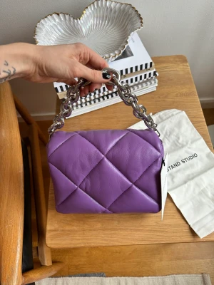 Stand studio handväska  - Ljuvlig väska från STAND STUDIO, perfekt inför våren. Tror den är en sample = exakt den här färgen går inte att hitta.  Skick: Helt ny, prislappen kvar.  Dustbag ingår.  Nypris: 3900:- 