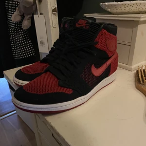 Jordan 1 Retros. - Jordan 1s Retro. Äkta. Extremt sköna skor, men passar inte min stil. Skick: 9/10. Eftersom de är gjorde med tyg kan de ej ”creasas” heller;)