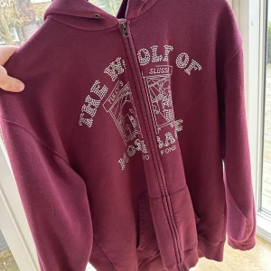 One of one hoodie - Tja säljer min one of one hoodie, är första ägaren. Nypris runt 1250kr. Sparsamt använd. Alla pärlor kvar 