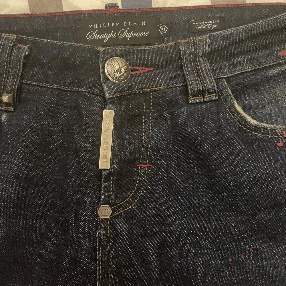 Hej jag säljer nu ett par äkta Philipp plein jeans storlek 31 motsvarar 50 i Dsquared2 ifall någon är osäker på sin storlek men haft Dsquared2 jeans innan vilket även är M skick 9/10 nypris 5 800 säljer för 1000! Kvitto finns kvar. Jeans & Byxor.