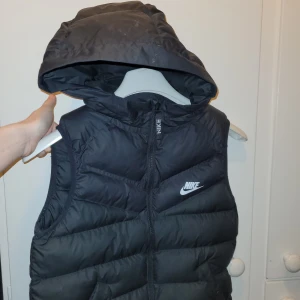 Svart Väst - En svart väst från Nike. Liten i storleken så bara använd ett fåtal gånger 🥰