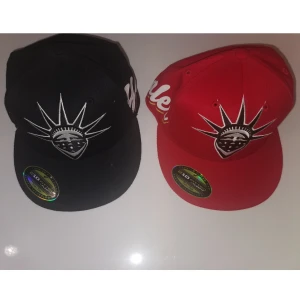 YLD KEPSAR RÖD O SVART - Kepsar från märket yld i röd och svart! Båda kepsarna för 100 kr plus frakt eller en för 50 kr, pris kan diskuteras om du vill köpa båda! 💞 De är premium