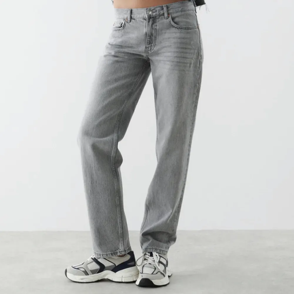 säljer dessa populära lågmidjade jeans från ginatricot pågrund av att dom inte riktigt är min stil längre💗 knappt använda, mycket bra skick.. Jeans & Byxor.