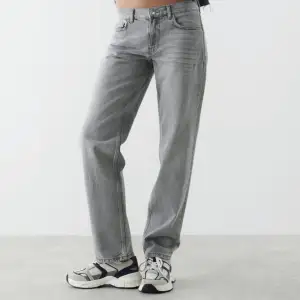 säljer dessa populära lågmidjade jeans från ginatricot pågrund av att dom inte riktigt är min stil längre💗 knappt använda, mycket bra skick.