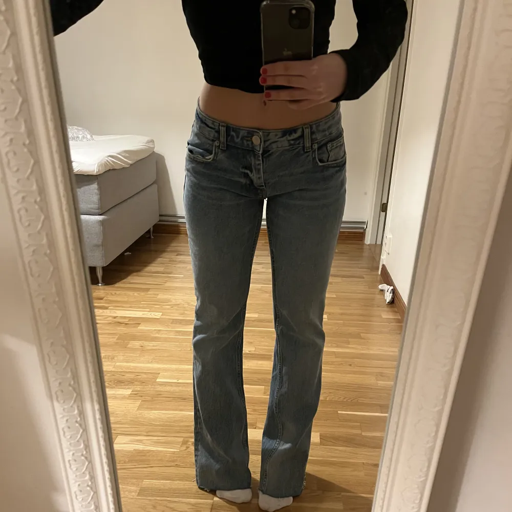 Helt nya och oanvända jeans från Zara. Jeansen är lågmidjade och utsvängda/raka. Jeans & Byxor.