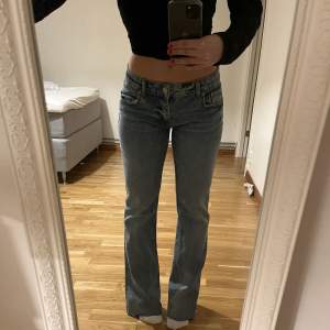 Helt nya och oanvända jeans från Zara. Jeansen är lågmidjade och utsvängda/raka
