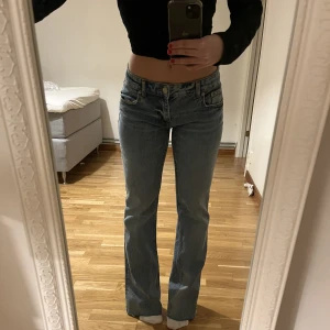 lågmidjade jeans - Helt nya och oanvända jeans från Zara. Jeansen är lågmidjade och utsvängda/raka