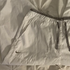 nike trackpants - Vita vintage trackpants från nike som jag har thriftat, tror inte de säljs någonstans. Storlek m/s, som referens är jag 36/38 i byxor o bilderna är mina