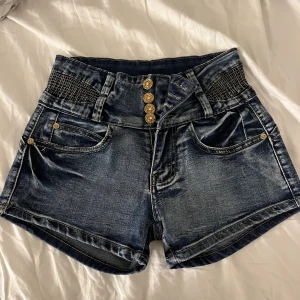 Mid wais shorts - Oanvända!
