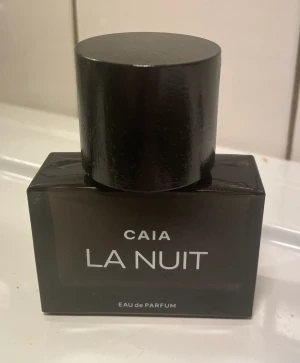 Caia parfym - Använd ca 2 gånger. Fick i julkalender men var inget för mig, nypris 595 