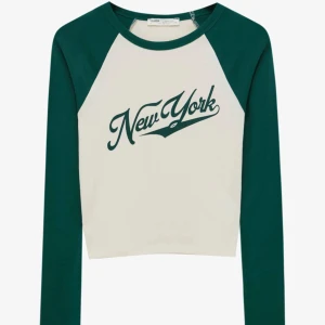 Långärmad tröja - Långärmad croppad tröja från Pull&Bear. Storlek M men sitter som en S Använd fåtal gånger så mycket bra skick 