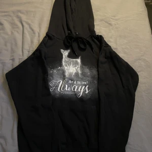 Hoodie - Säljer en hoddie med ett citat från Harry Potter.