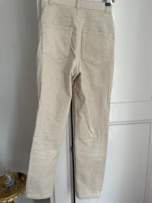 Beiga byxor - Beiga manchesterbyxor från mango i storlek 32 i min jeans modell. Aldrig använda på grund av att dom är lite små för mig:)