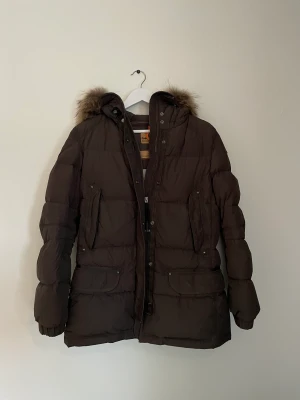 Parajumpers LB Core Jacket  - Använd 2 säsonger. Liten reva i höger ärm som är lätt fixat, i övrigt ingenting att anmärka på.  Nypris: 8 200 kr