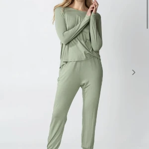 Yoga set från Indiska myskläder stl S - Säljer ett fint yoga set från Indiska! Endast använda 1 gång!  Både byxa och topp!   Pris 150:- + porto   Kan mötas i Uppsala om man bor här 