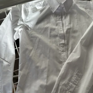 Vit skjorta slimFit - Vit skjorta- SlimFit.  Storlek XS. Använd några gånger.  