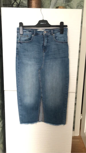 Kjol - Jeans kjol - Jeans kjol från b.Young i storlek 36. Använd 1 gång alltså i nyskick. Original pris 695 kr!
