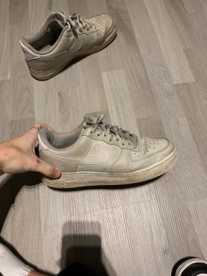 Nike air force 1 - Nike air force. Hyfsat skick. Storlek 44. Jag kan putsa upp de. Färg beige.(pris kan diskuteras)