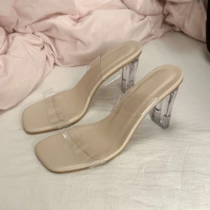 Genomskinliga klackar - Helt nya klackar i storlek 38